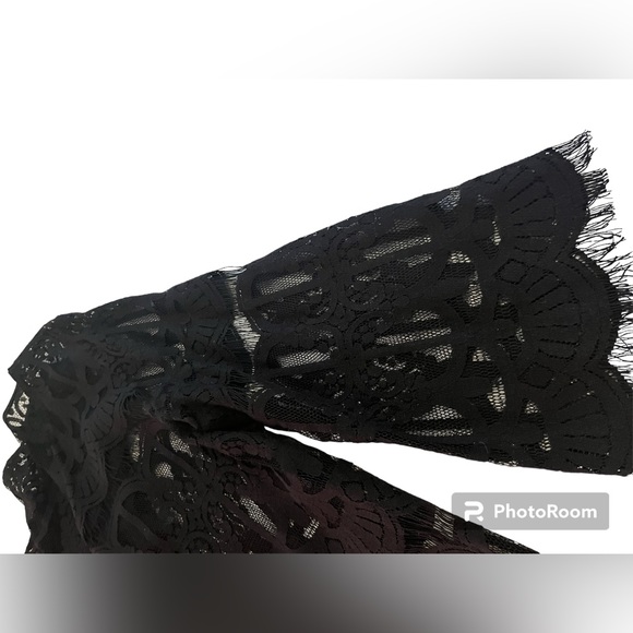 Valerie Steven’s lace blouse with flare sleeves - Picture 3 of 4